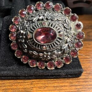Vintage-Style Oval Pink Gem Brooch — Decorative Floral Metal Pin